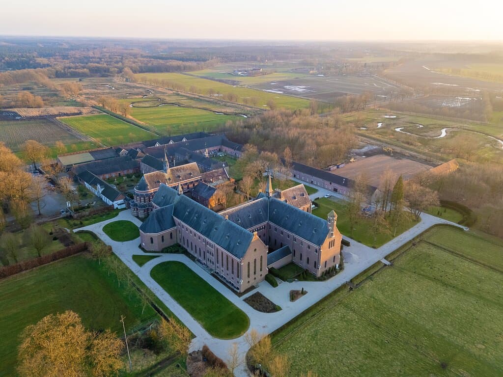 De Achelse Kluis ademt geschiedenis. Door de eeuwen heen wisselden de bewoners elkaar af en werd er gebouwd, hersteld en uitgebreid. Het resultaat is een uniek complex waar verschillende gotische stijlen en schitterende bouwwerken aanwezig zijn.