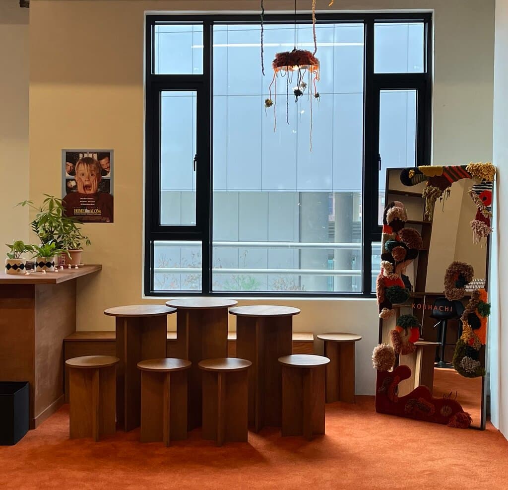 RETTRE, located in HONGDAE, is a perfume workshop that allows the lingering effects of the day to stay for a long time, and you can create your own perfume using a variety of single fragrances.