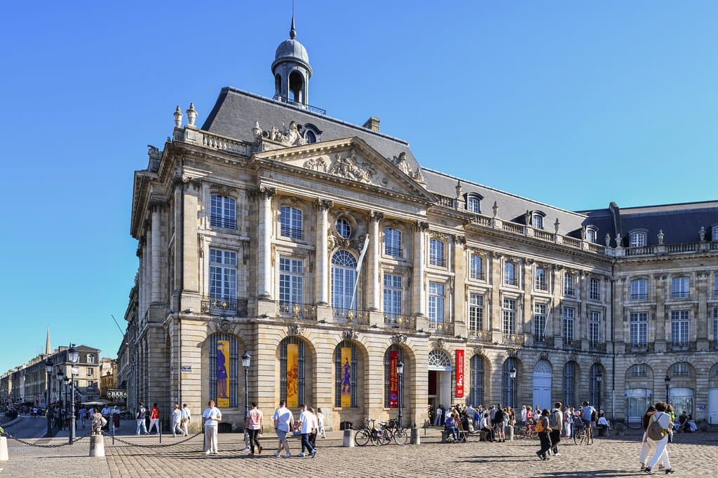 Vue du Musée national des douanes depuis la place de la Bourse.  © Musée national des douanes. Photo : Alban Gilbert.
