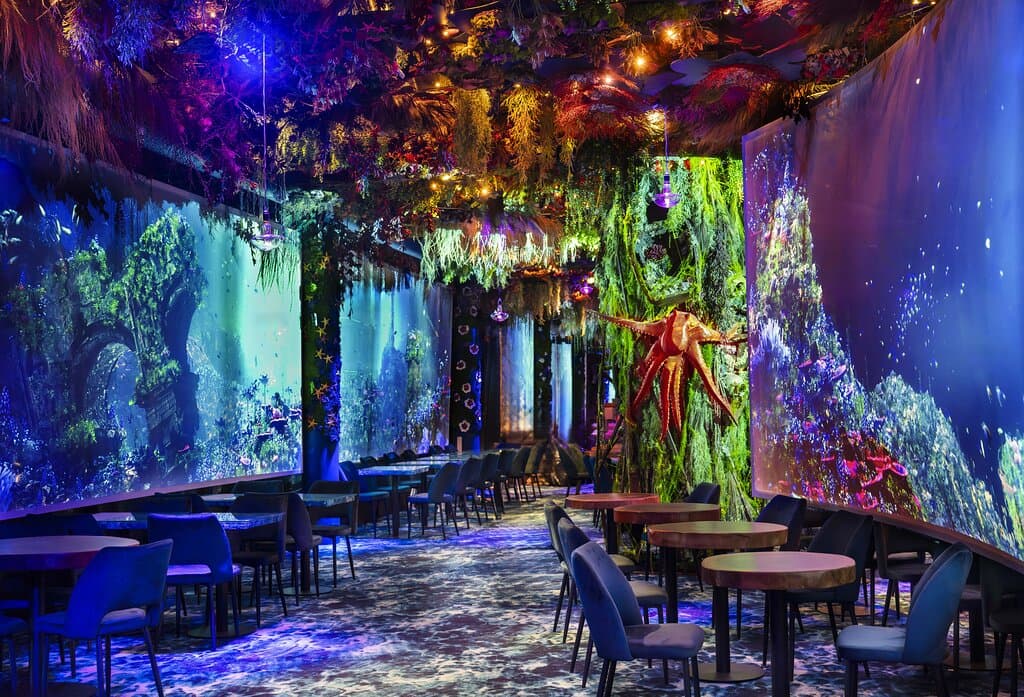 Under The Sea - "Fantastique Atlantis" Portés par la lumière bioluminescente, on découvre Atlantis : une cité étincelante tapie au fond des océans.