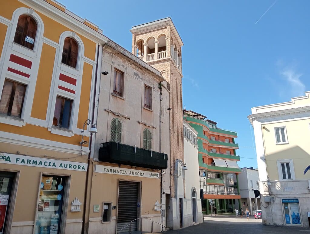 La piazza e la chiesa