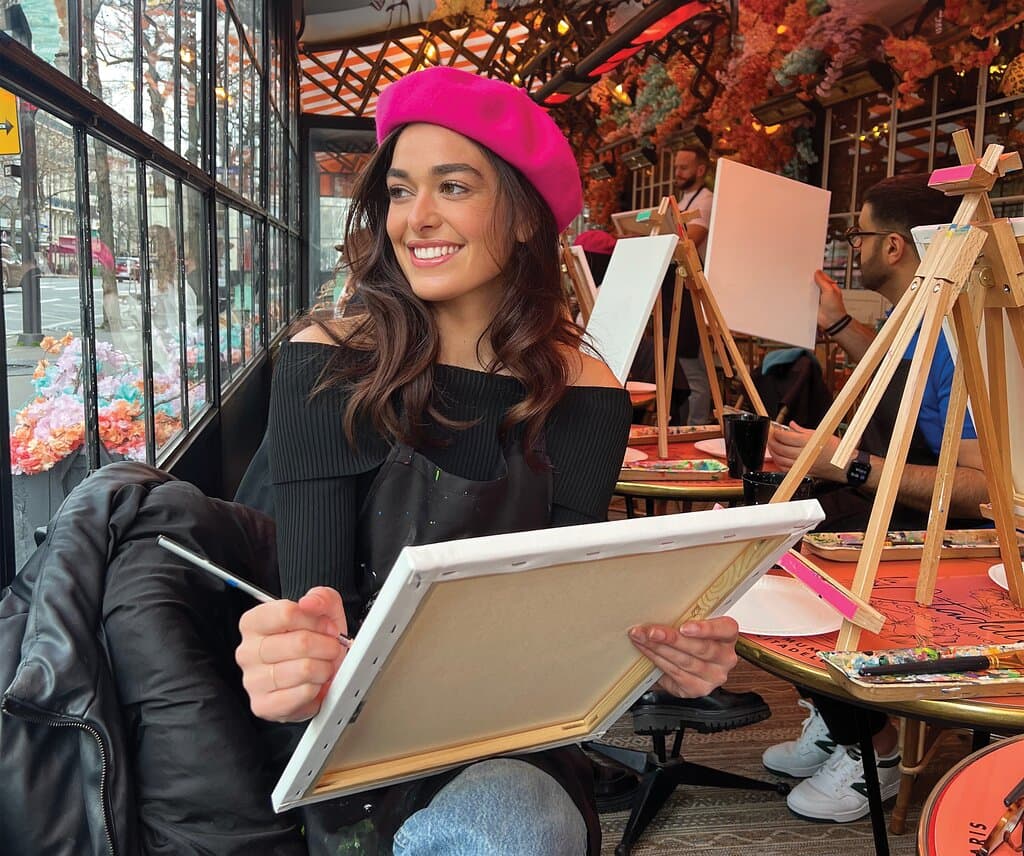 Découvrez nos ateliers peinture classiques : espace lumineux, atmosphère détendue et guidage par un artiste. Parfait pour amis, familles et couples souhaitant vivre une expérience créative à Paris.