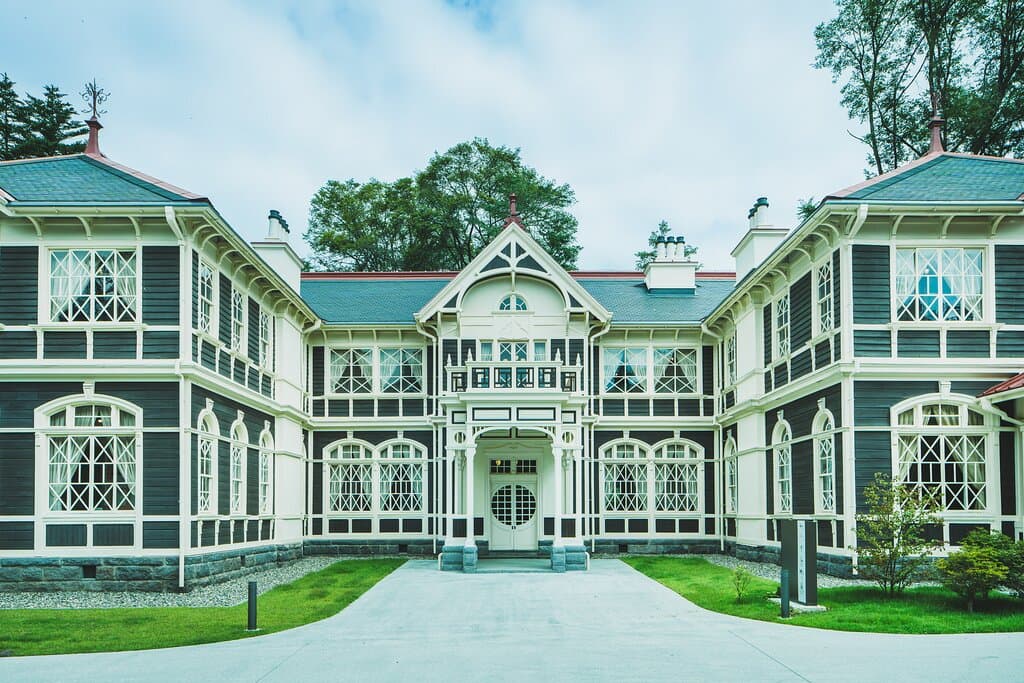 美しい外観、歴史ある建築として、軽井沢を象徴する建物とされています。