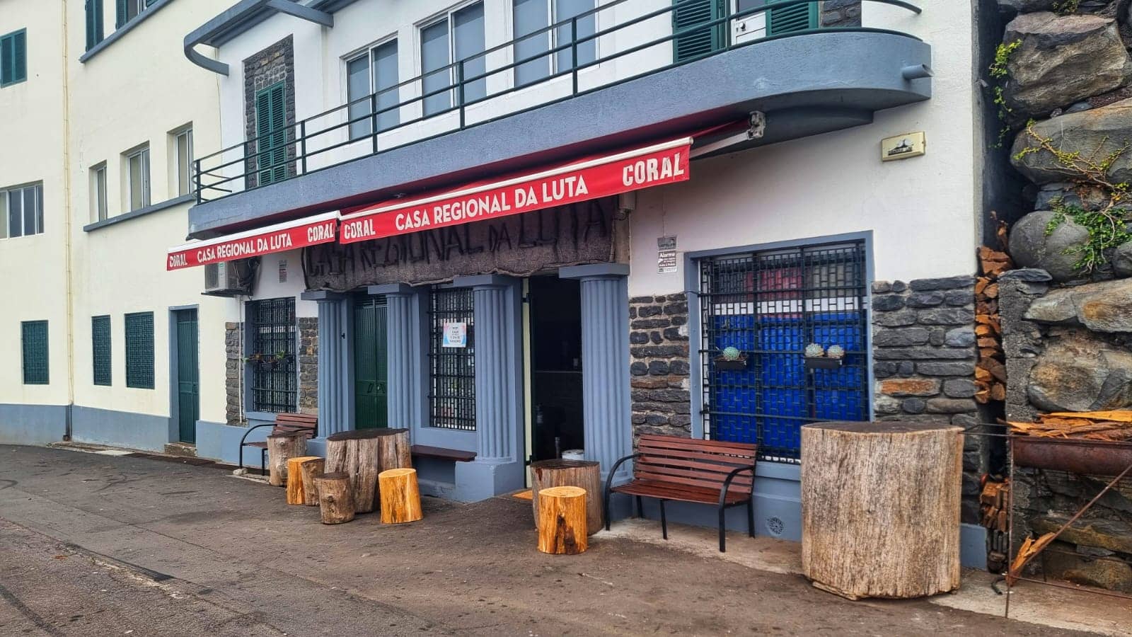 Zeus the Parrot's Cafe