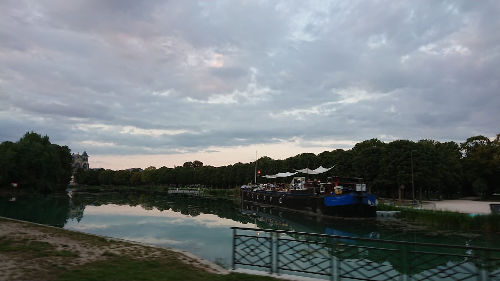 Canal latéral à la Marne Towpath - Image 1