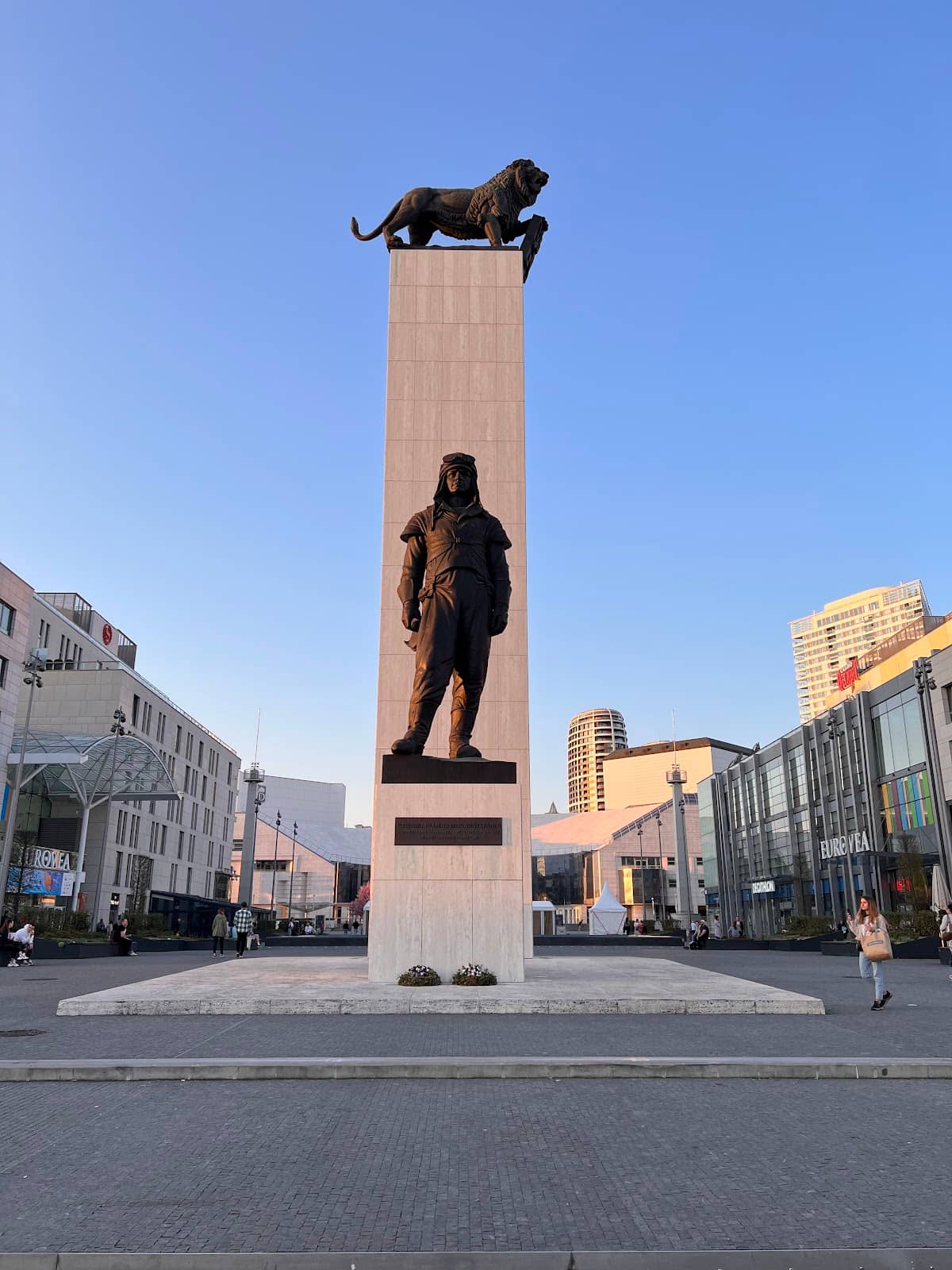 Promenade Strolls & Picnics