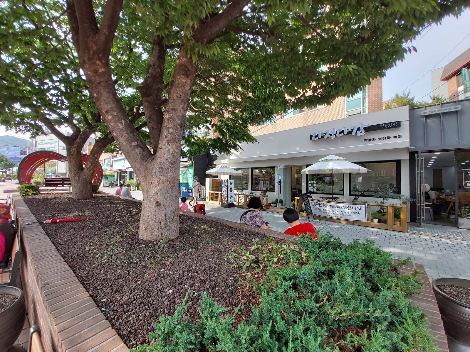 Local Cafes and Eateries