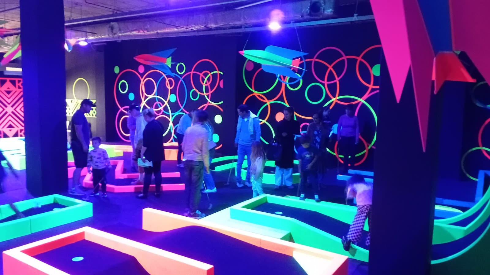Neon Mini Golf - Image 1