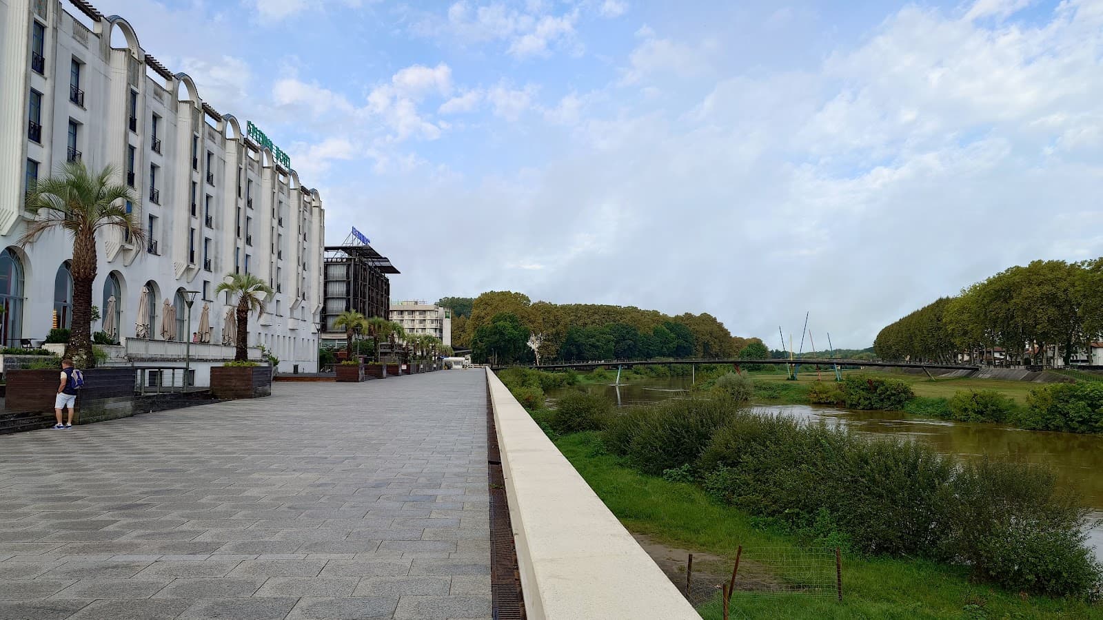 Berges de l'Adour Promenade - Image 1