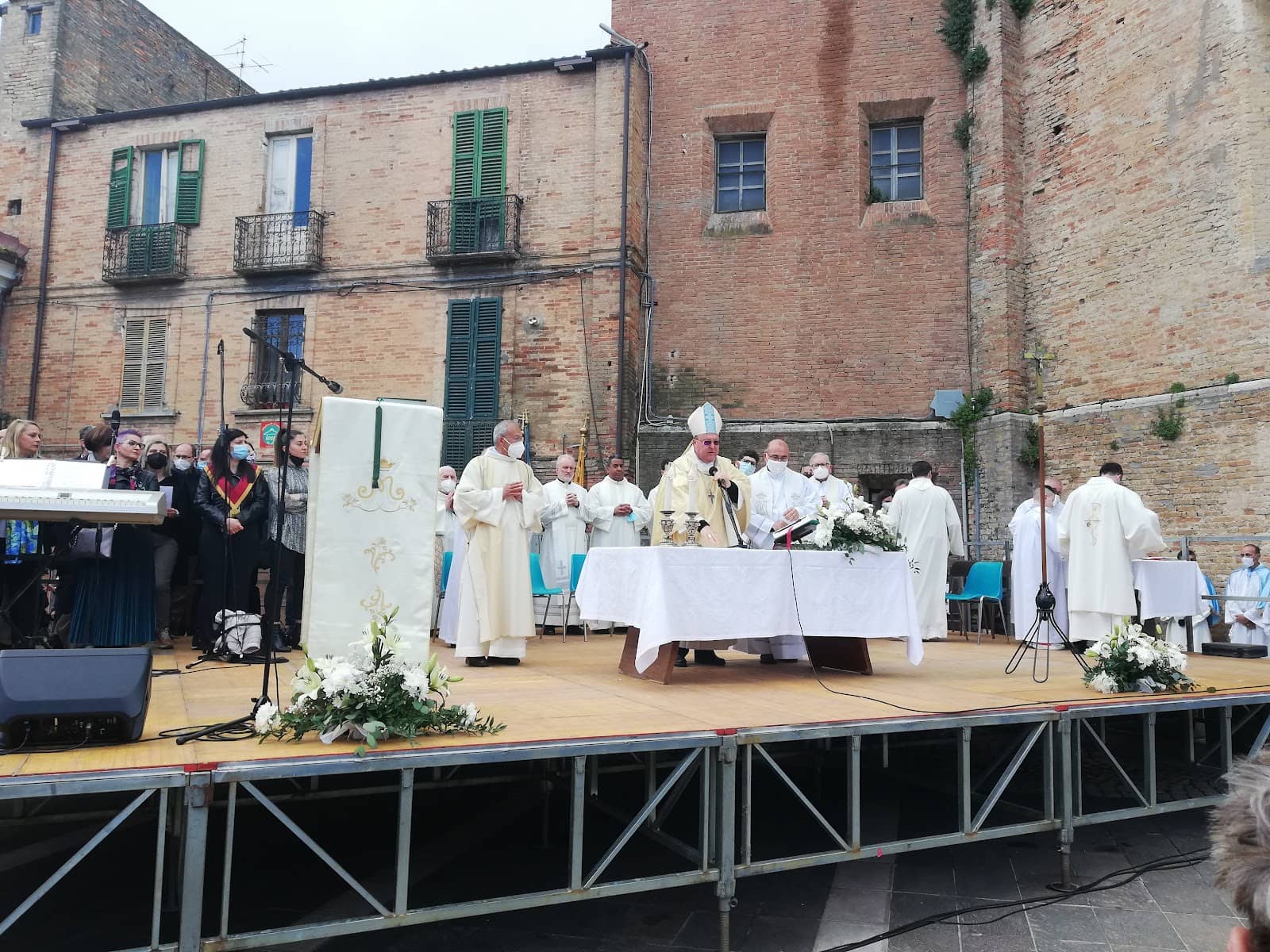 Live Music & Folk Performances