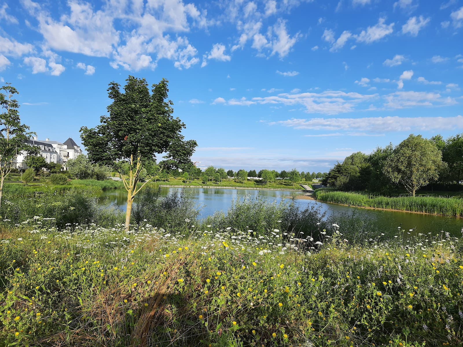 Lac de Serris Promenade - Image 1
