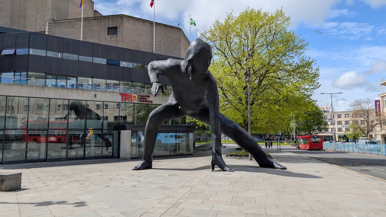 The Messenger statue - Image 1