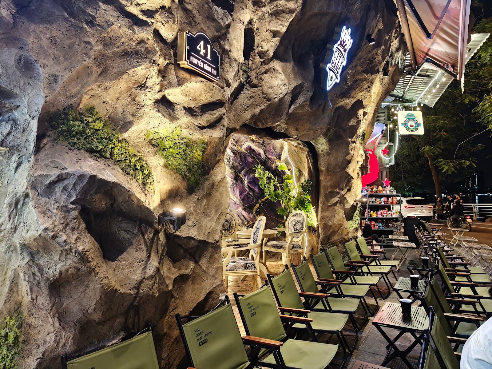 City Hang Cafe - Image 1