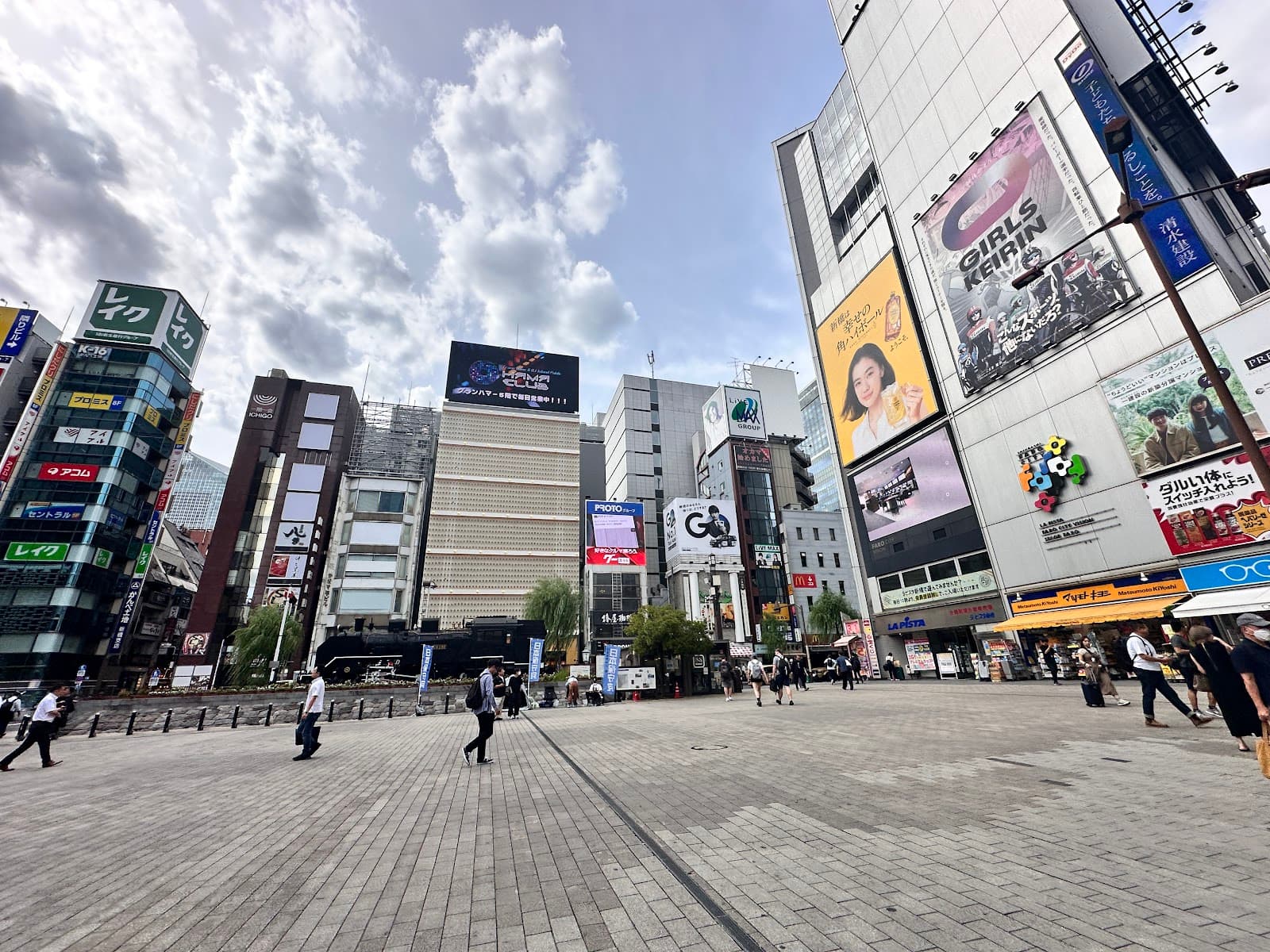 Shimbashi Station - Image 1