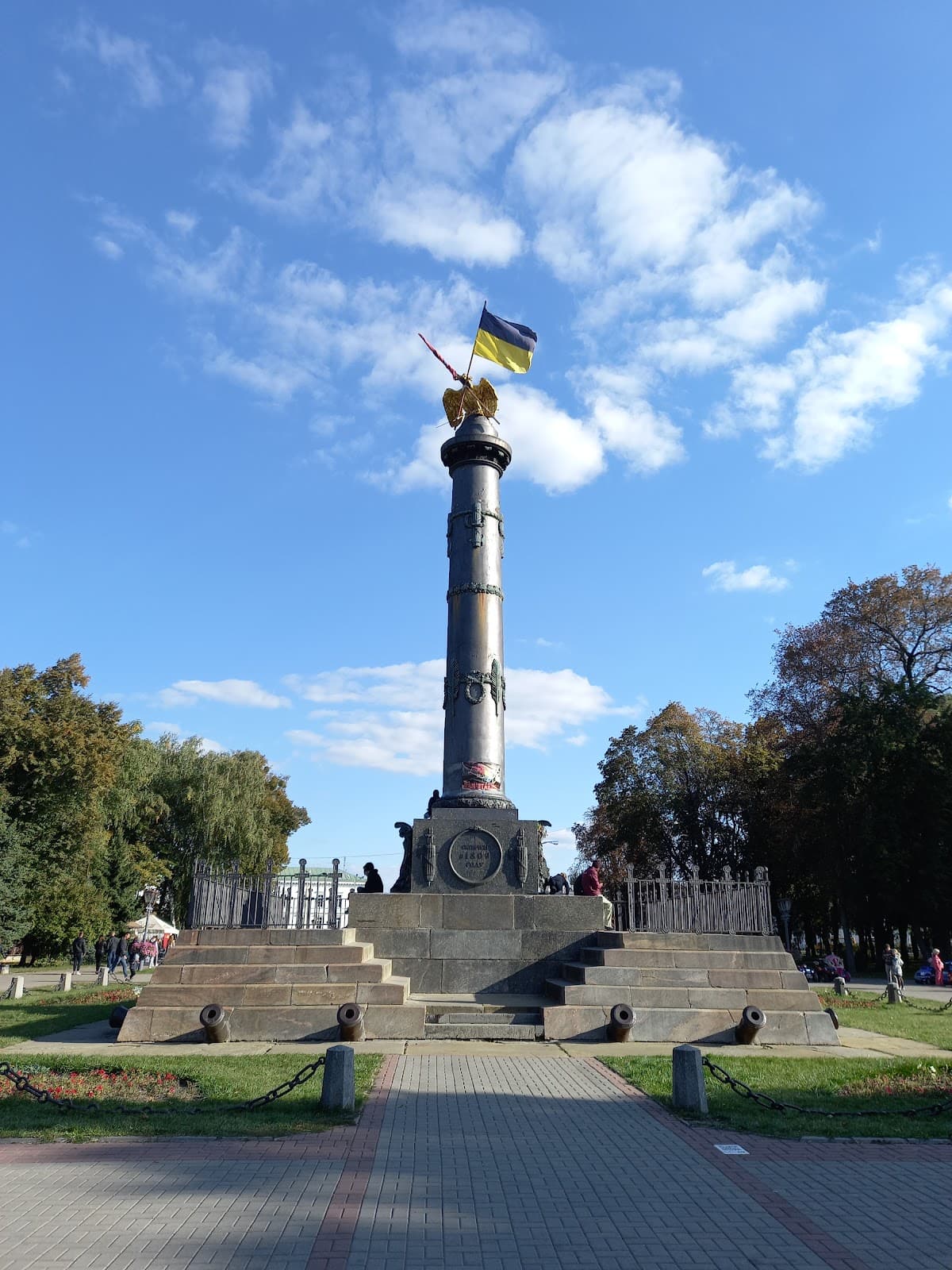 Round Square (Korpusnyy Garden) - Image 1