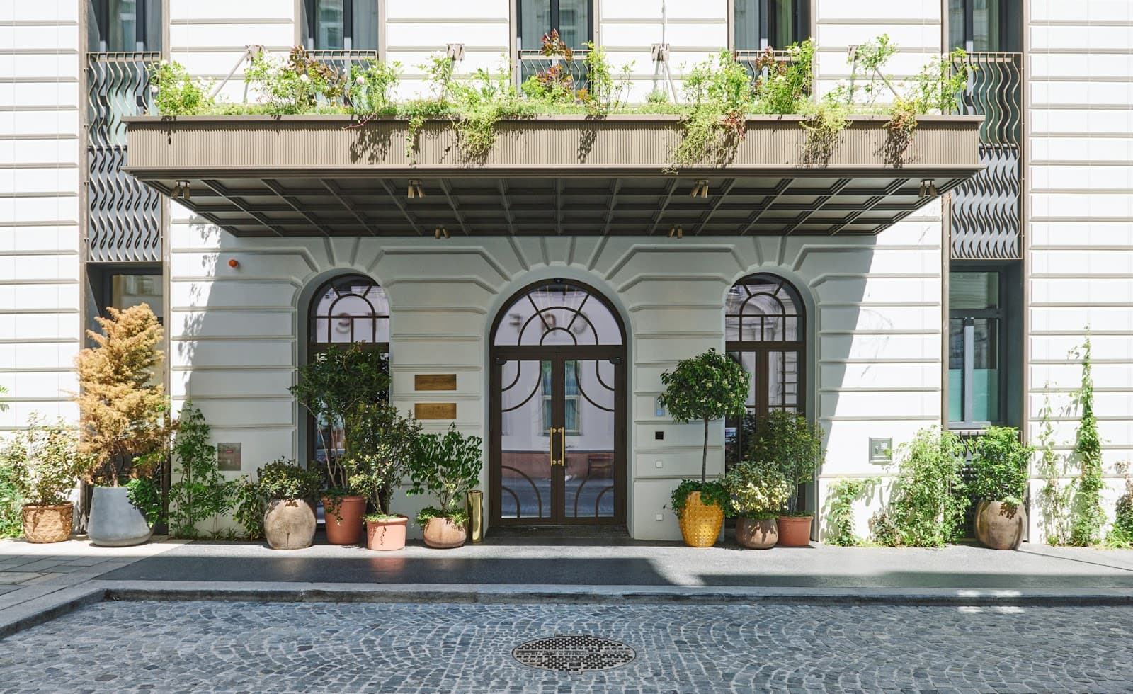 Hotel Motto - Image 1