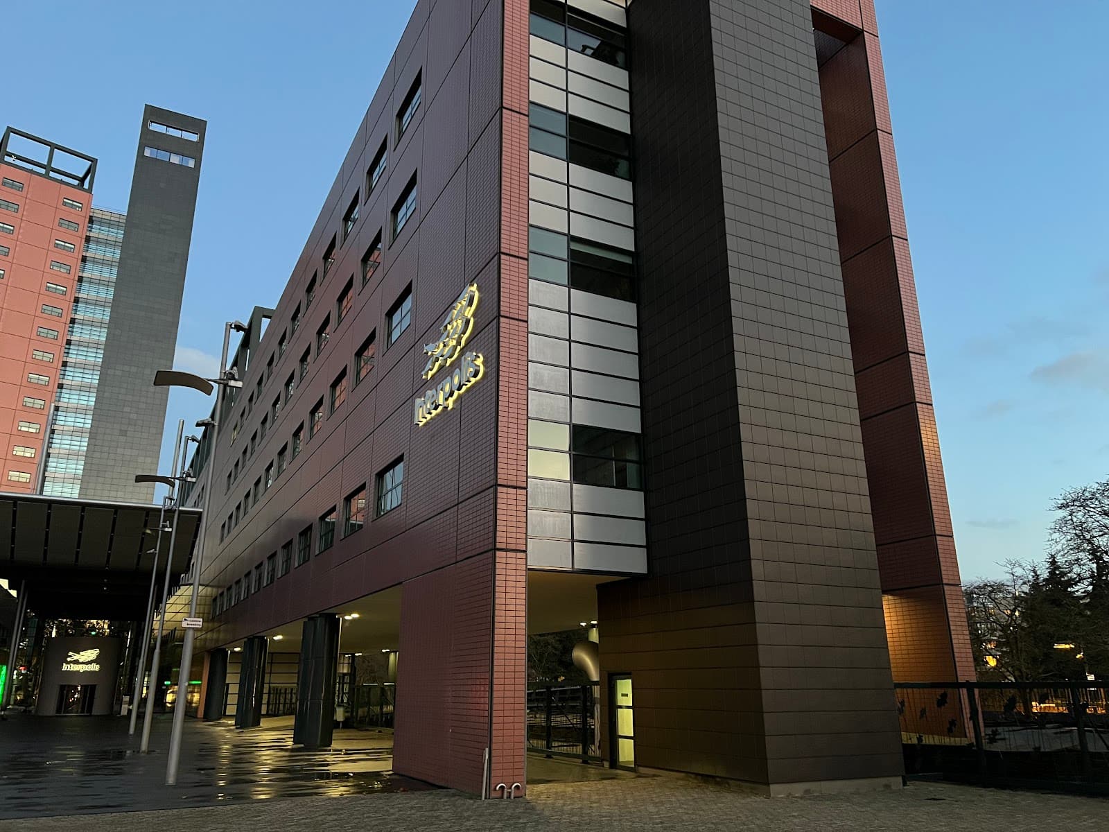 Interpolis The Glass House - Image 1