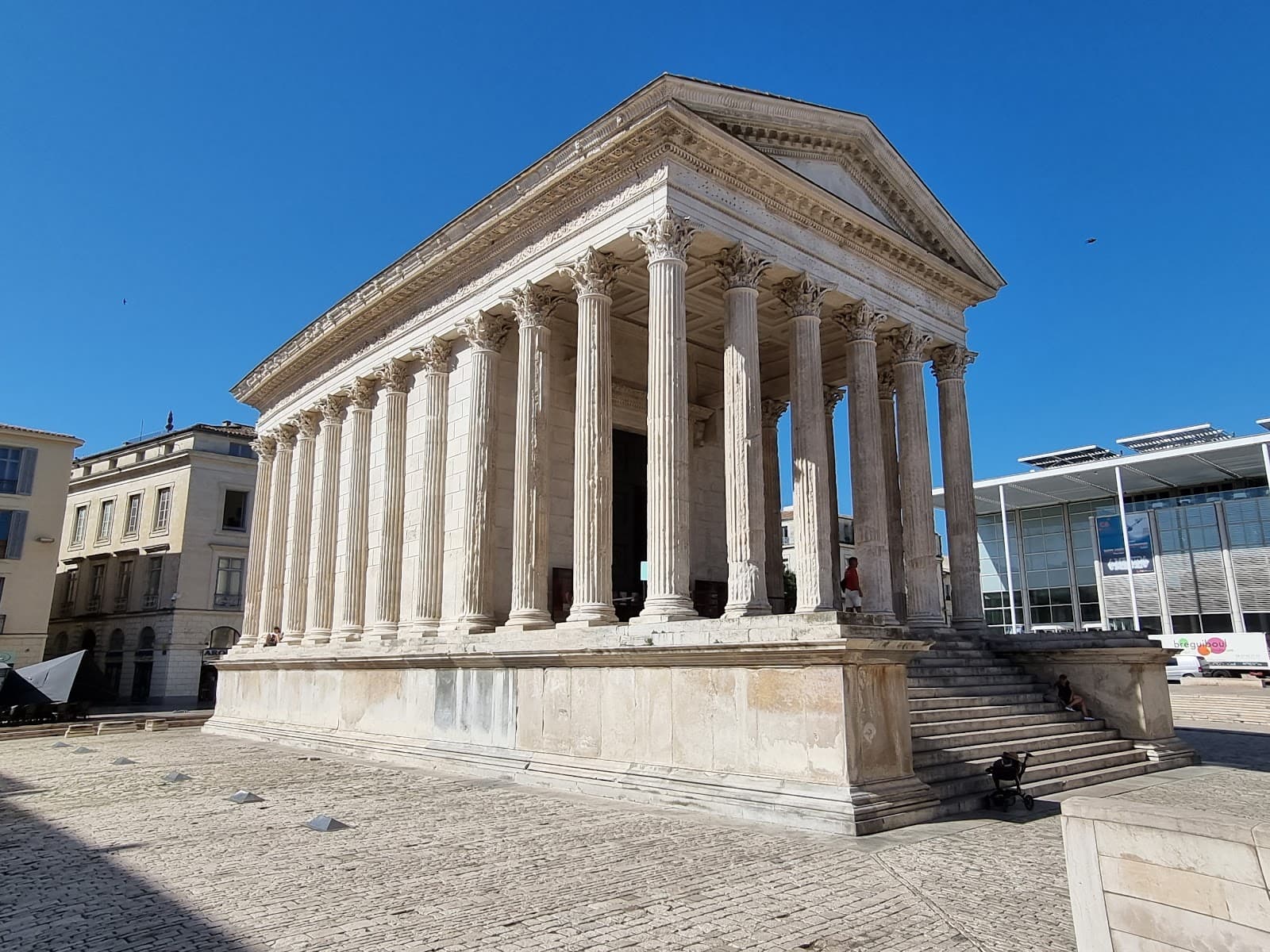 Place de la Maison Carrée - Image 1