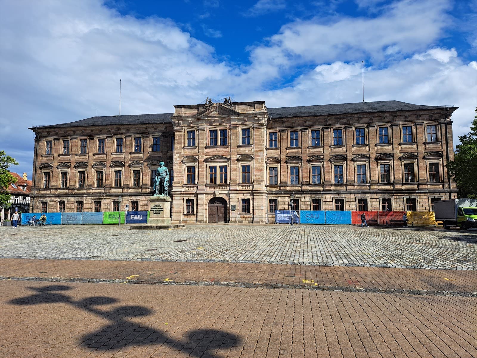 Schlossplatz Erlangen - Image 1