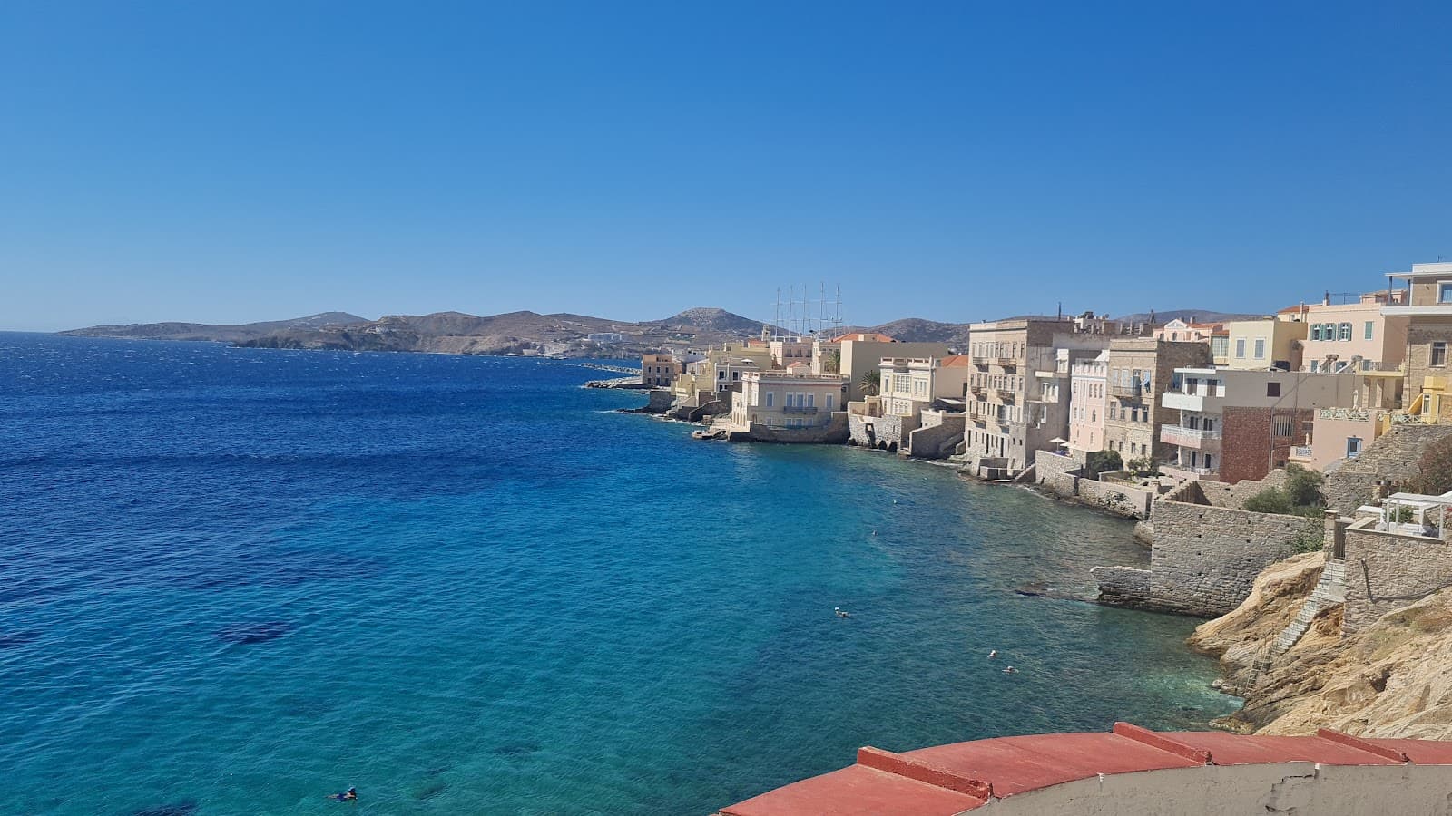 Asteria Beach & Sun Deck - Image 1