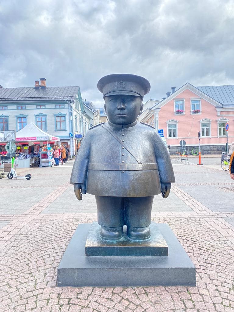 Toripolliisi Statue - Image 1