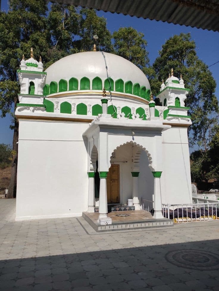 Zainuddin Shirazi Dargah - Image 1