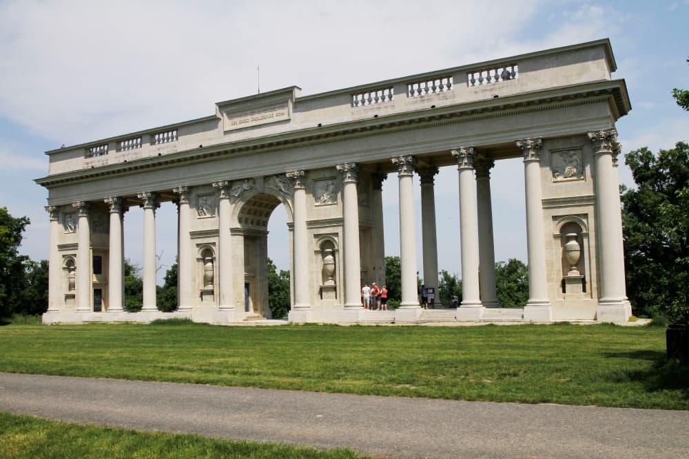 Colonnade at Reistna - Image 1