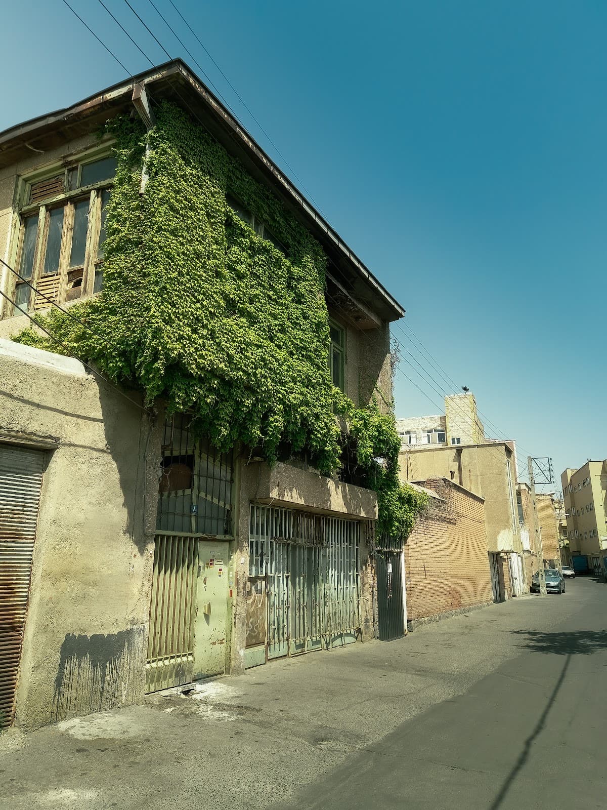 Sorkhab Quarter - Image 1