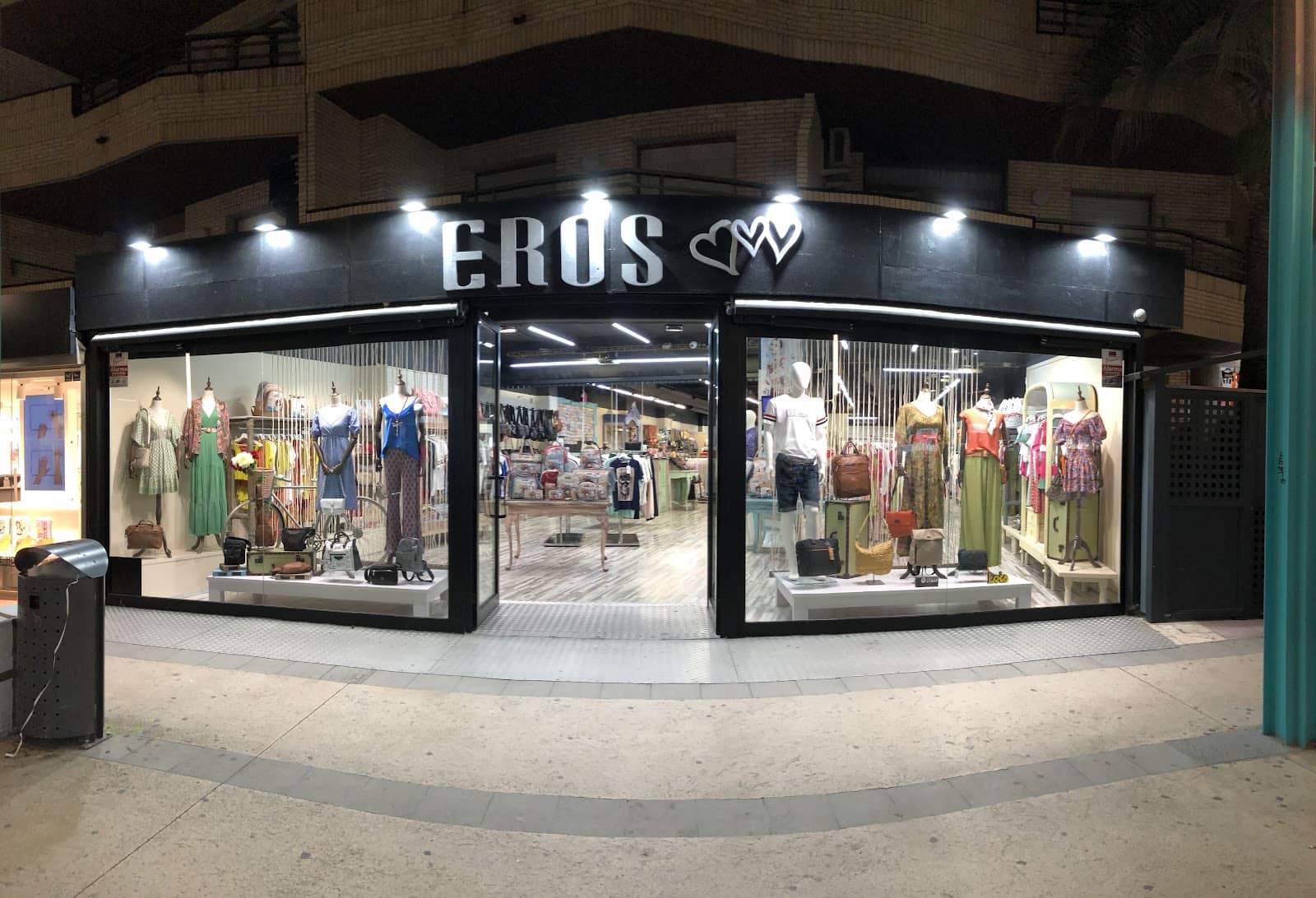 Street-side Cafes & Restaurants