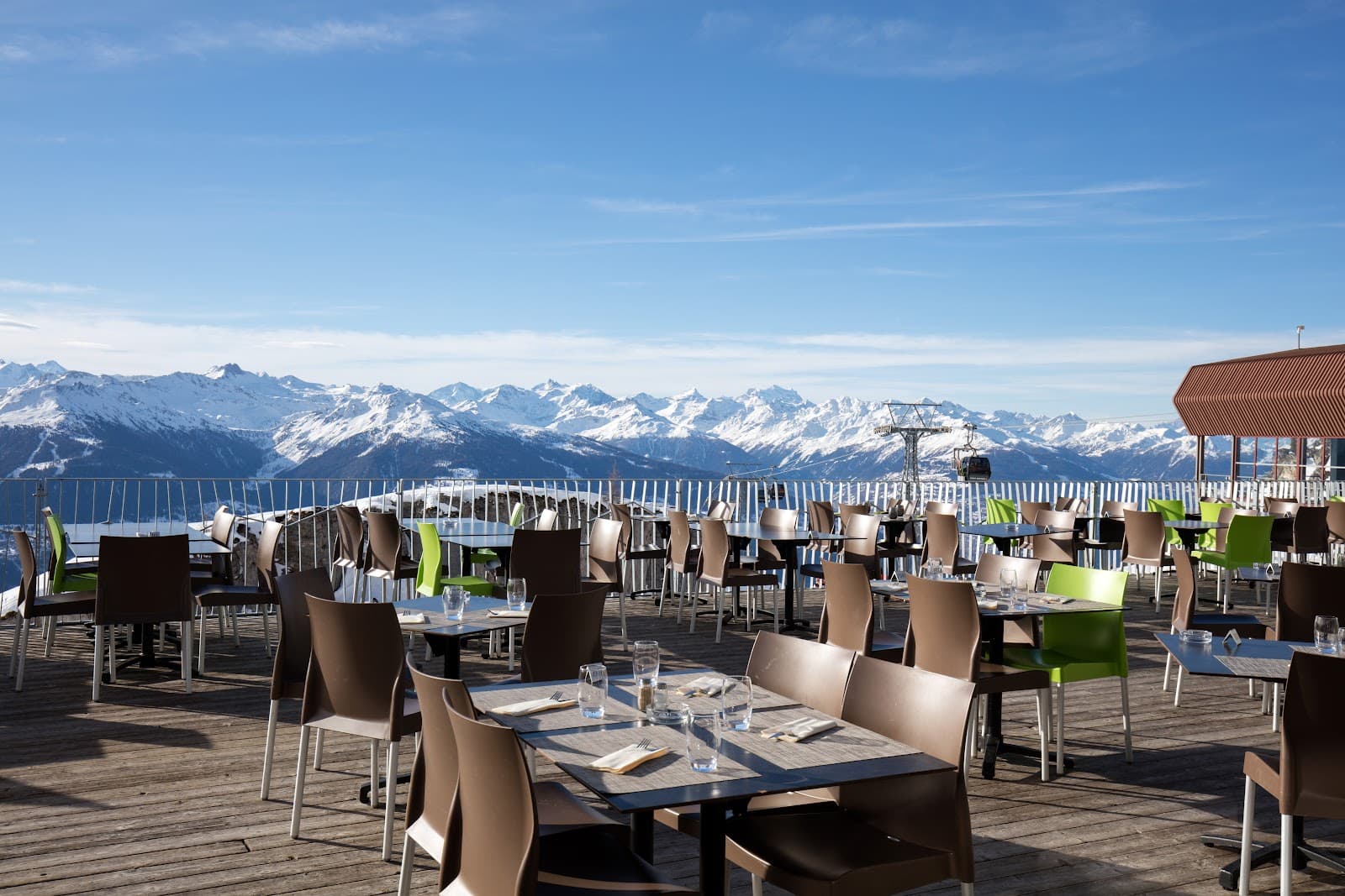 Les Violettes Summit Station - Image 1