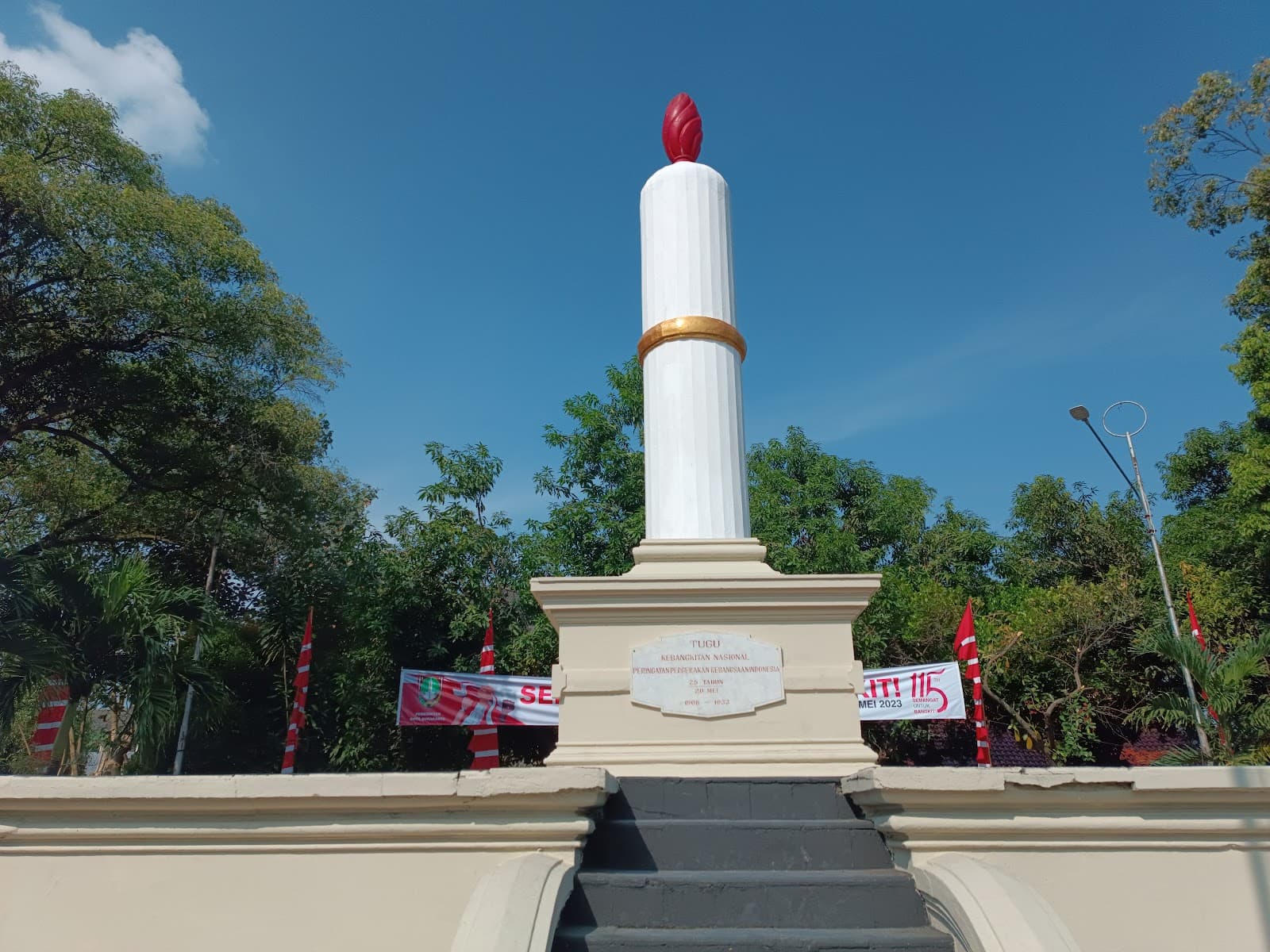 Tugu Lilin - Image 1