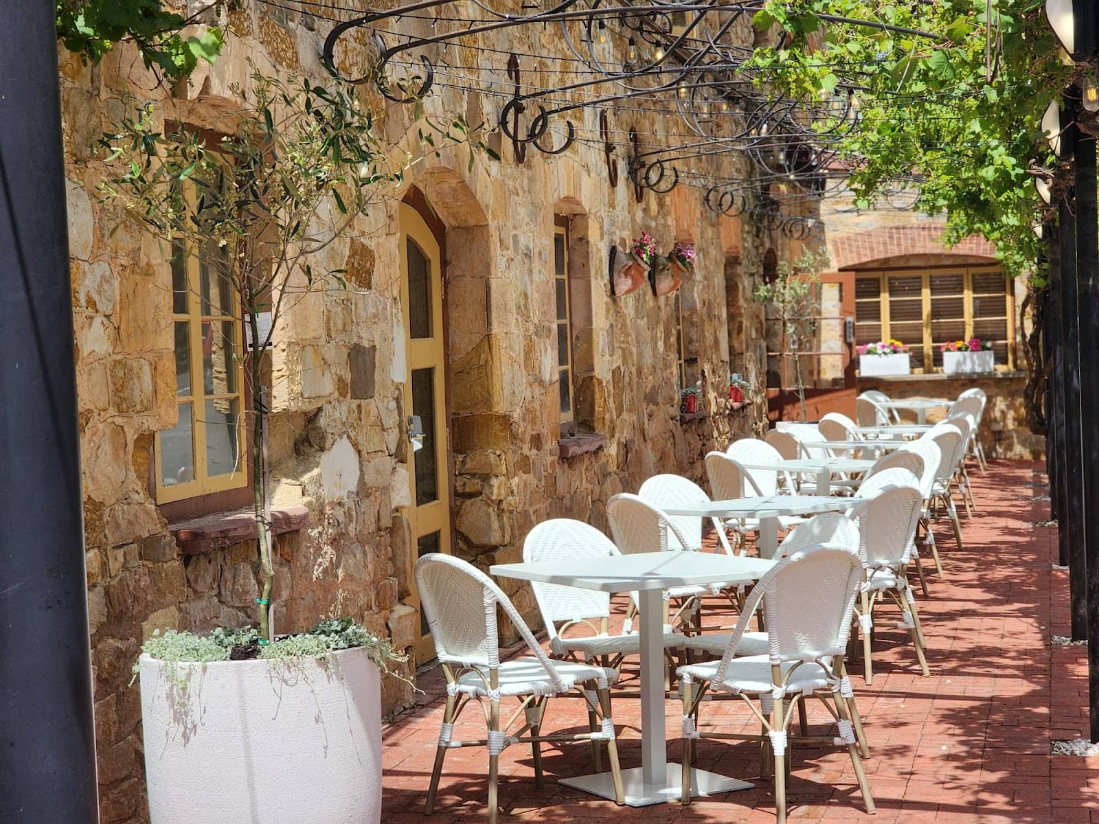 All-Day Dining & Cozy Corners