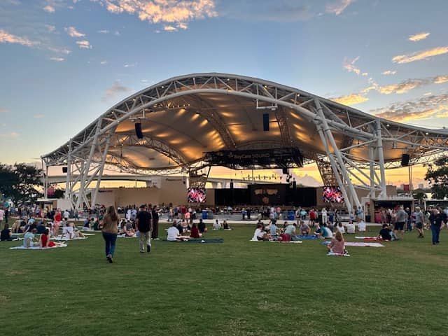 Panoramic Waterfront Views