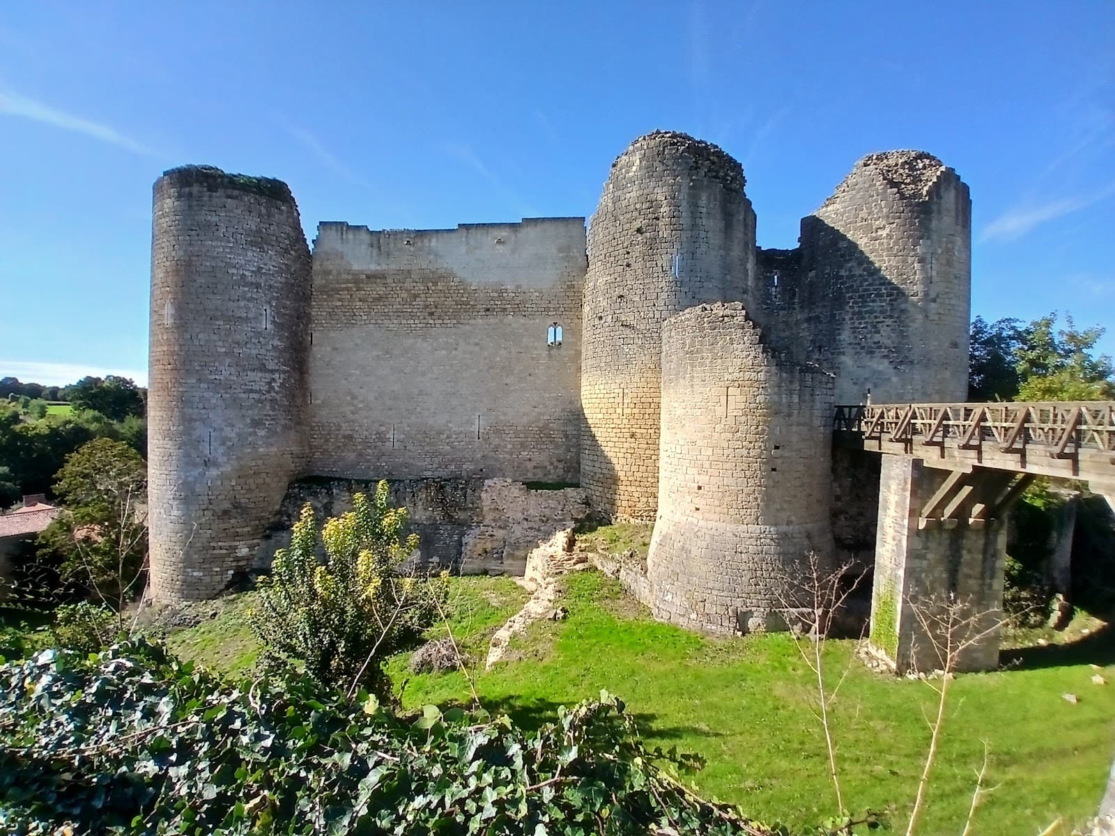 Château de Gençay ruins - Image 1