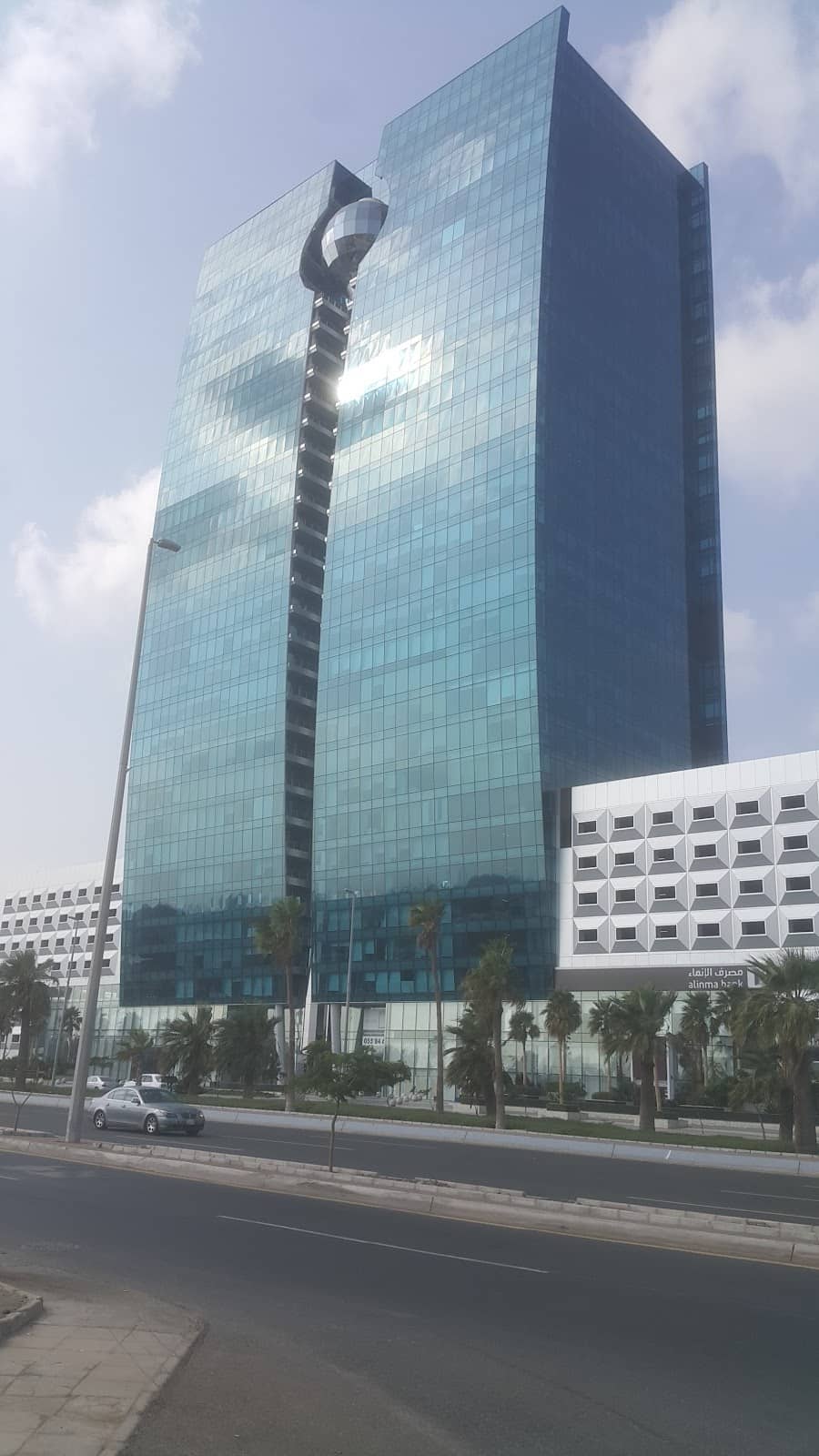 King Fahd Road's Urban Pulse
