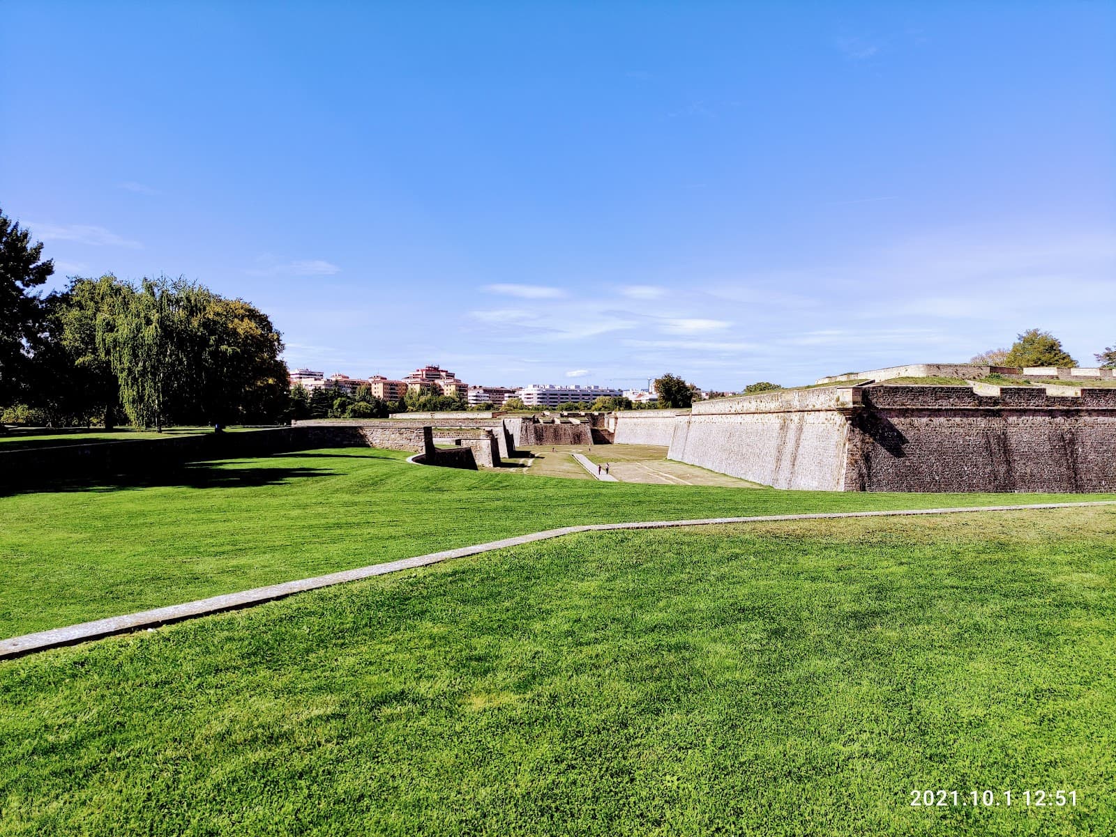 Vuelta del Castillo Park - Image 1
