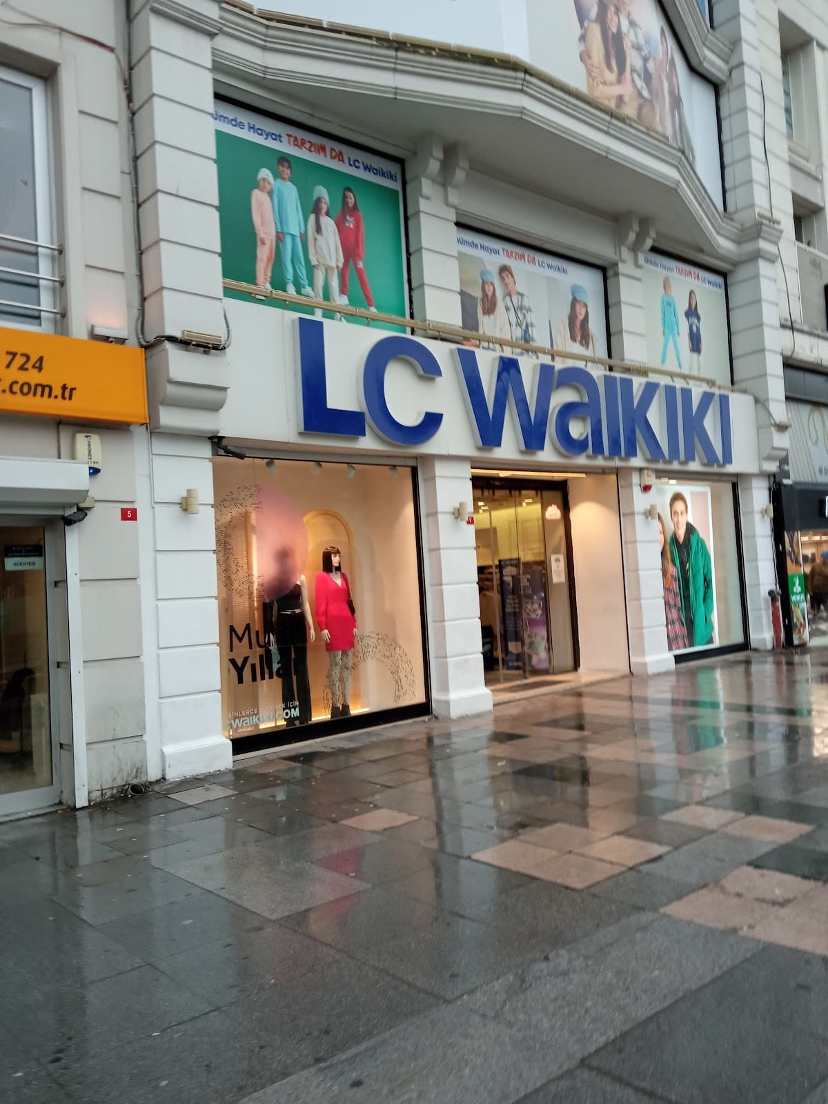 Lc Waikiki, Istanbul - Image 1