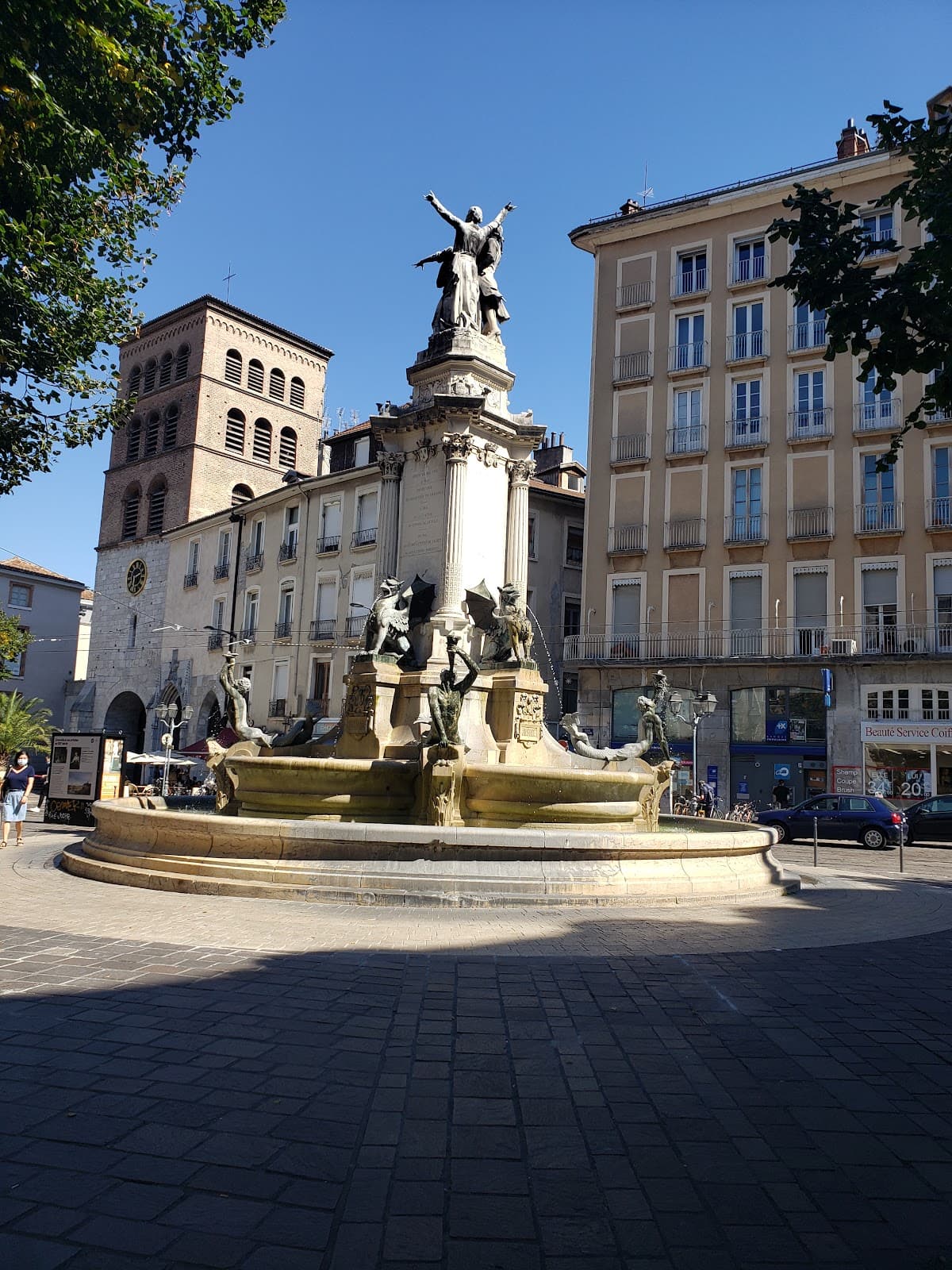 Hyper-Centre Old Town - Image 1