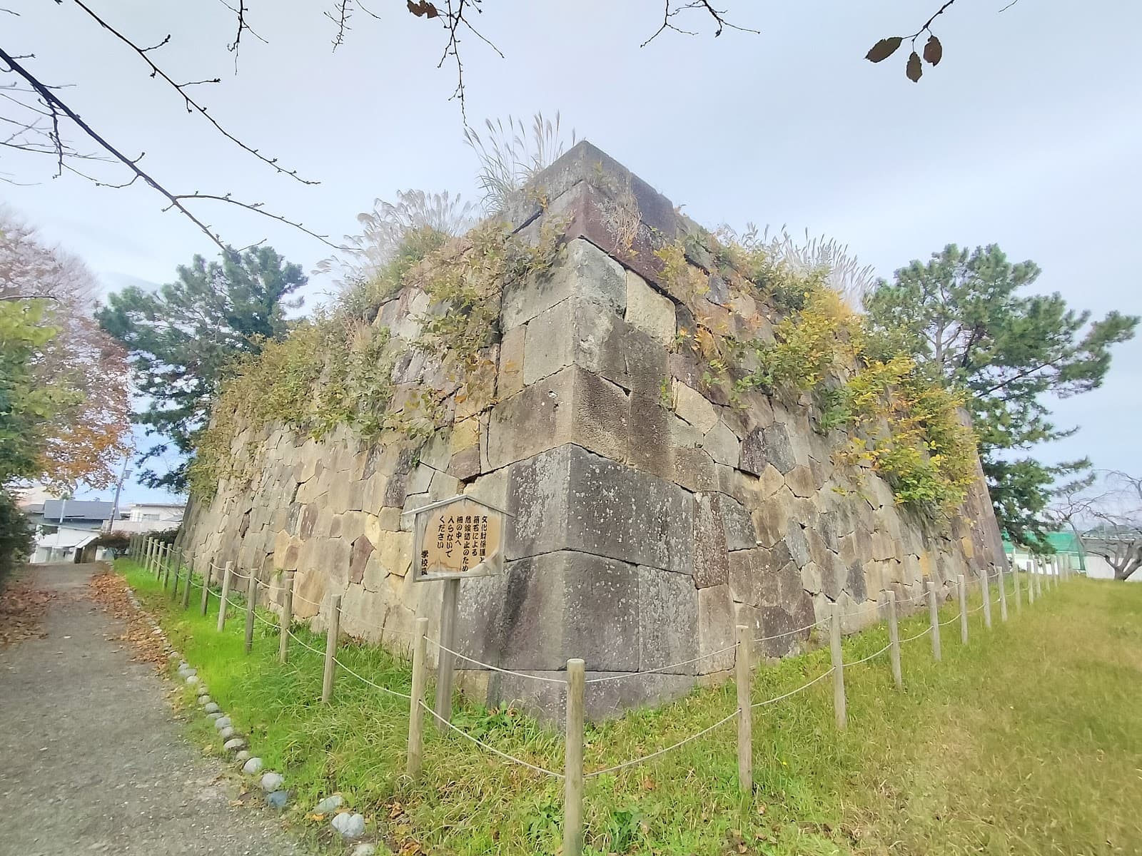Komatsu Castle Ruins (Rojo Park) - Image 1
