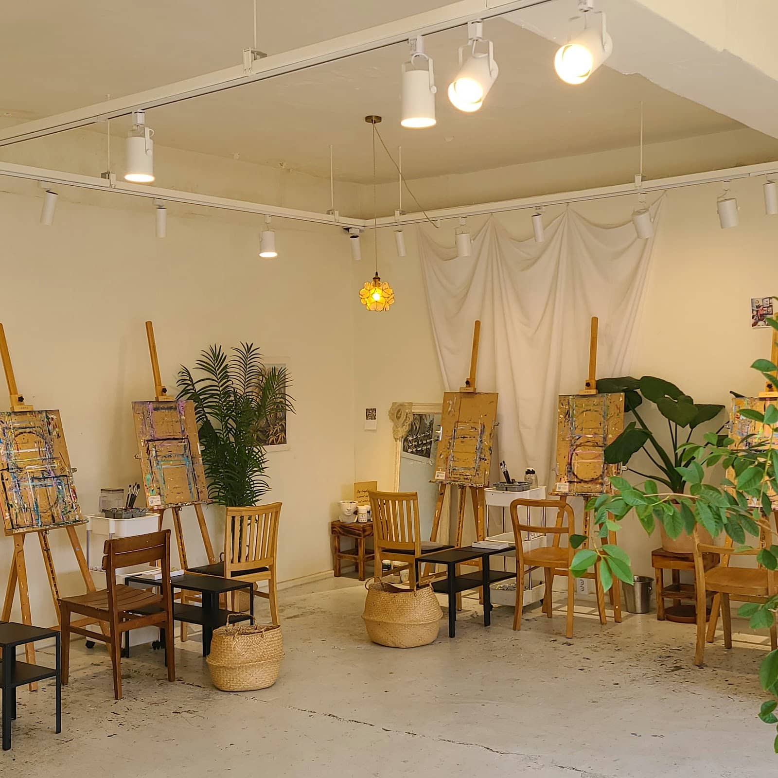 Cozy & Creative Atmosphere