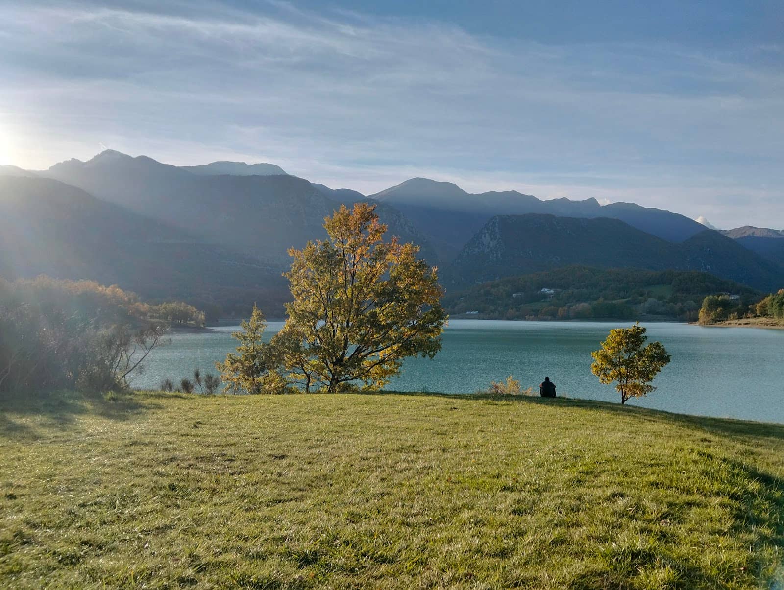 Peaceful Lakeside Ambiance