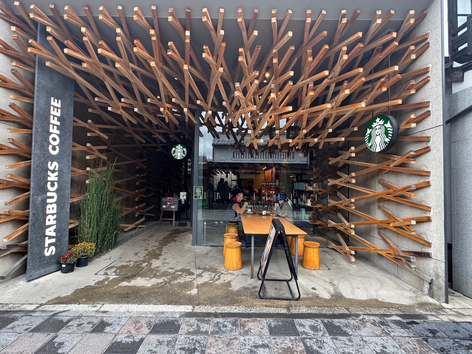 Starbucks Dazaifu Omotesando Kengo Kuma - Image 1