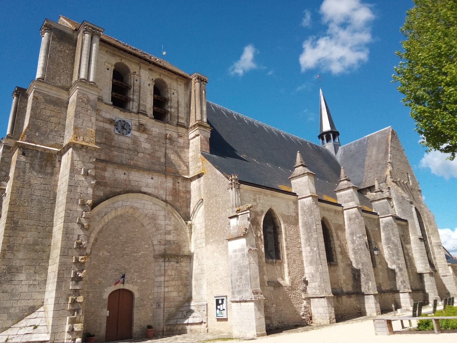 Saint-Dyé-sur-Loire historic village - Image 1