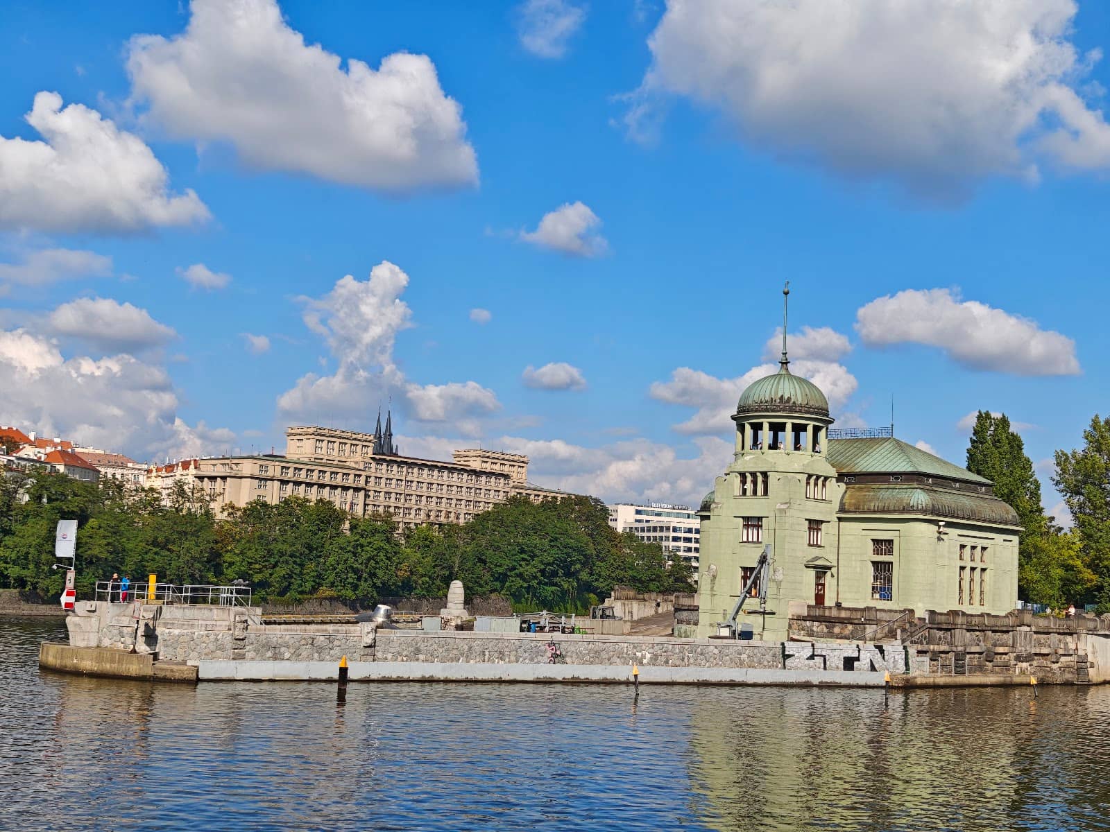 Island Picnics & River Views
