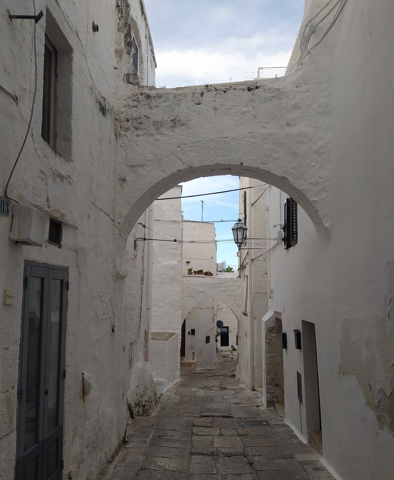 The Iconic White-Washed Alleyways