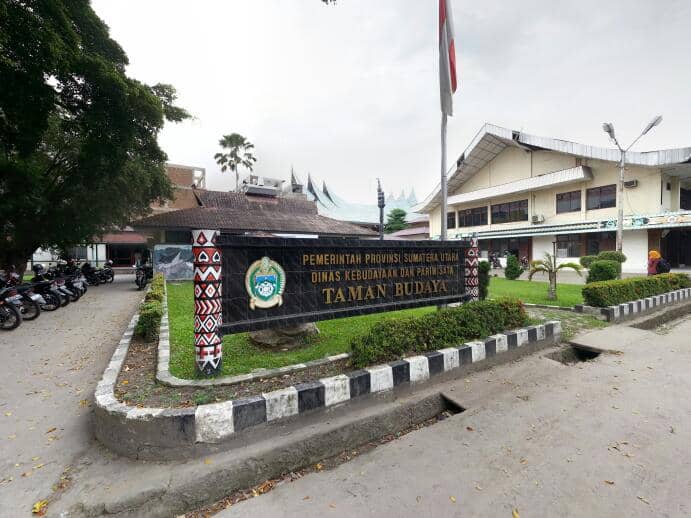 Symbolic Statues & Green Spaces