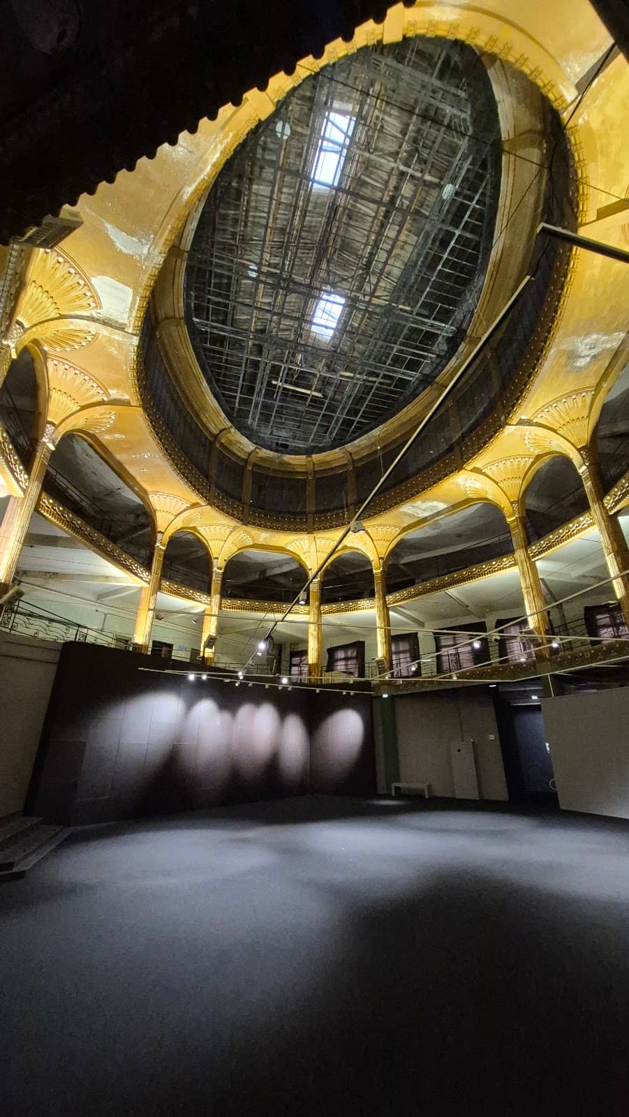 Fashion & Perfume Displays