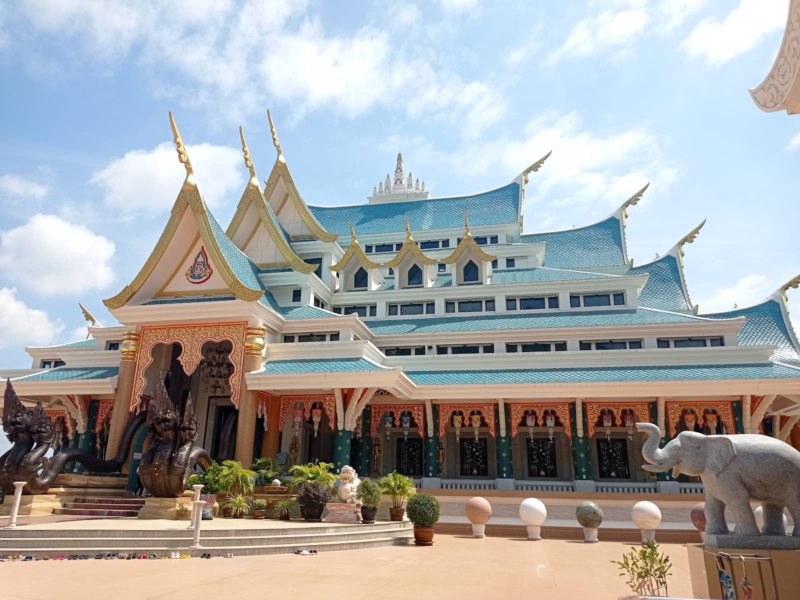 Panoramic Mountain Views