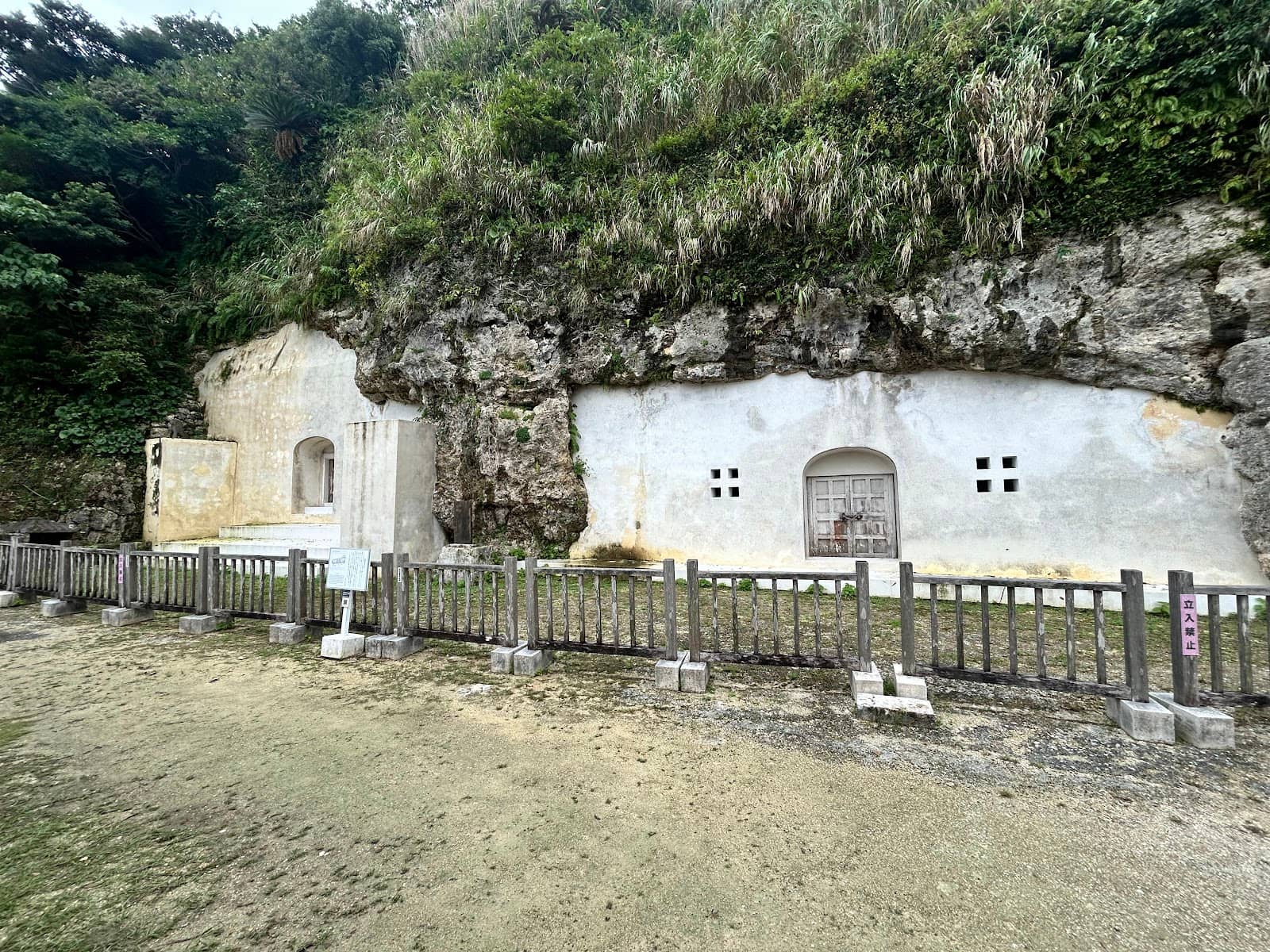 Yodore no Himon Monument