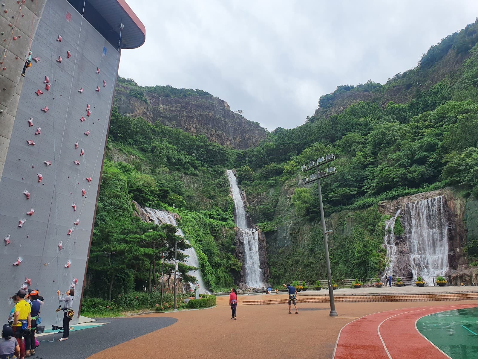 Yongmasan Park - Image 1